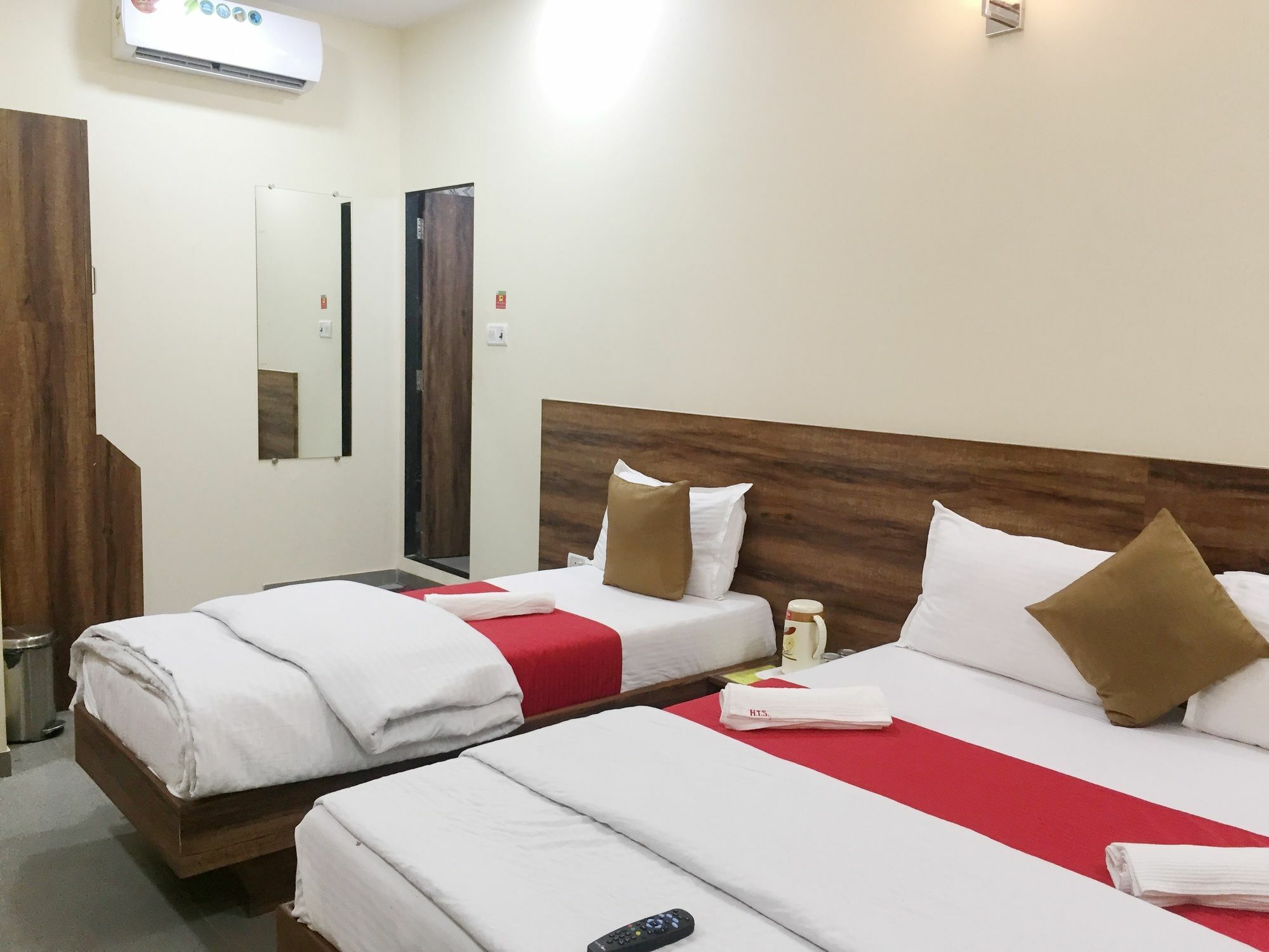 Terminus Square Hotel Kurla Bagian luar foto
